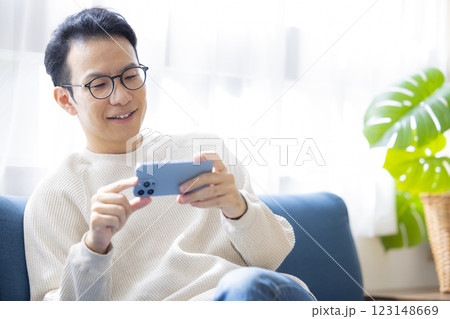 スマホを見ている男性 スマホを見ている男性 123148669