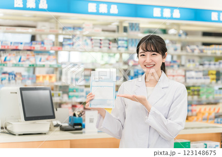 薬局・病院・ドラッグストアで働く薬剤師の女性(処方箋・薬) 薬局・病院・ドラッグストアで働く薬剤師の女性(処方箋・薬) 123148675