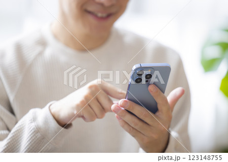 スマホを見ている男性の手元 123148755