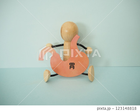 人形が胃のイラストを持っている 文字 人形が胃のイラストを持っている 文字 123148818
