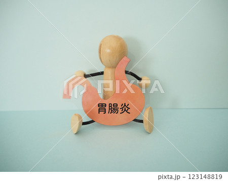 人形が持っている胃に胃腸炎の文字 人形が持っている胃に胃腸炎の文字 123148819
