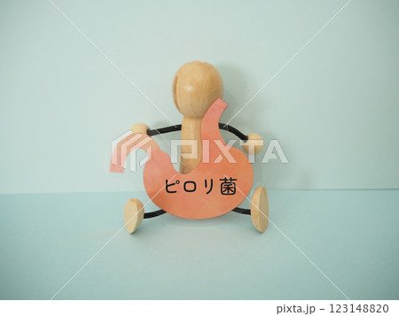 人形が持っている胃にピロリ菌の文字 123148820