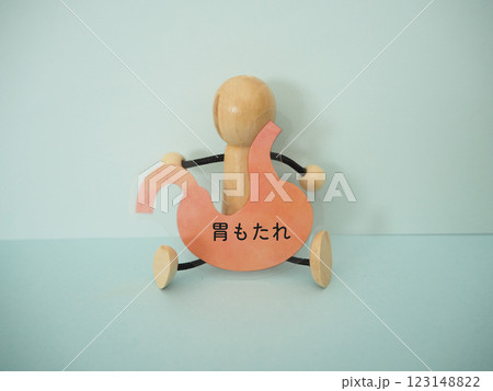人形が持っている胃に胃もたれの文字 123148822