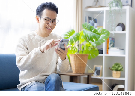 スマホを見ている男性 123148849