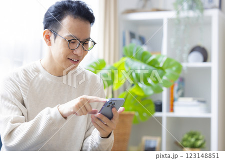 スマホを見ている男性 スマホを見ている男性 123148851