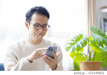 スマホを見ている男性 スマホを見ている男性 123148852