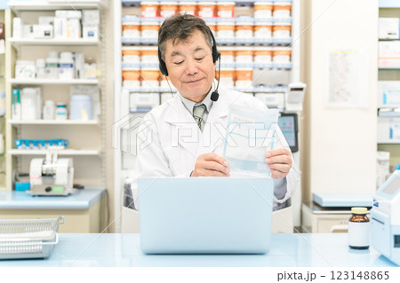 病院・薬局でパソコンを使ってオンライン服薬指導・診療する薬剤師・調剤師の男性(処方箋・医師) 病院・薬局でパソコンを使ってオンライン服薬指導・診療する薬剤師・調剤師の男性(処方箋・医師) 123148865
