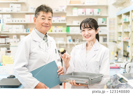調整薬局で一緒に働く薬剤師・調剤師の男女 調整薬局で一緒に働く薬剤師・調剤師の男女 123148880