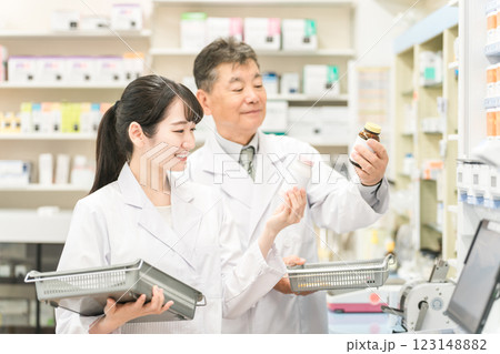 薬局・病院・ドラッグストアで働く薬剤師（処方箋・薬・サプリメント） 123148882