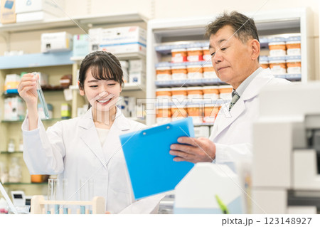 研究室で研究する医学生・研究員・薬剤師・調剤師 研究室で研究する医学生・研究員・薬剤師・調剤師 123148927