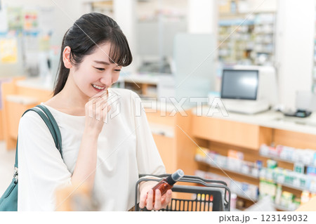 薬局・ドラッグストア・コンビニエンスストアで買い物をする女性 薬局・ドラッグストア・コンビニエンスストアで買い物をする女性 123149032