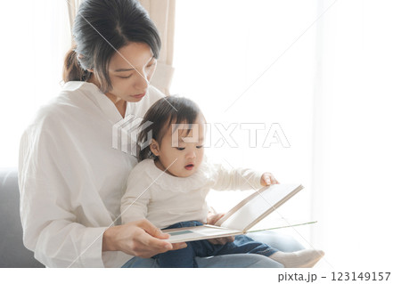 絵本を読む女の子とママ 123149157