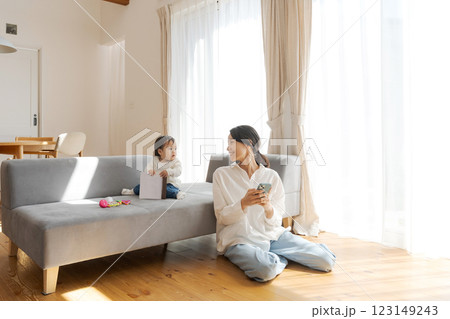 リビングでくつろぐ女の子とママ リビングでくつろぐ女の子とママ 123149243