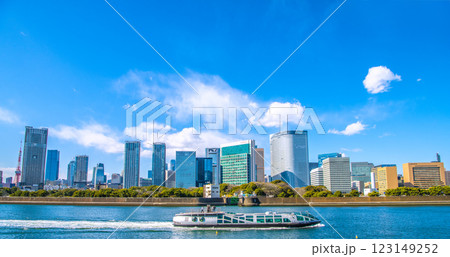 日本の東京都市景観 新風景。汐留のビル群やエメラルダスなどを望む。左奥に東京タワーや麻布台 日本の東京都市景観 新風景。汐留のビル群やエメラルダスなどを望む。左奥に東京タワーや麻布台 123149252