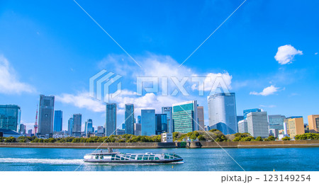 日本の東京都市景観 新風景。汐留のビル群やエメラルダスなどを望む。左奥に東京タワーや麻布台。右は築地 日本の東京都市景観 新風景。汐留のビル群やエメラルダスなどを望む。左奥に東京タワーや麻布台。右は築地 123149254