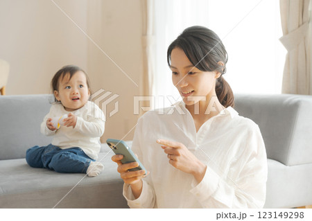 スマホを見るママと女の子 123149298