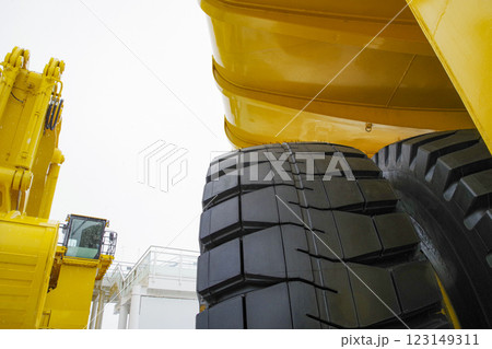 鉱山用の超大型重機 123149311