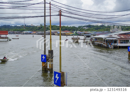 水上家屋の交通手段である水上タクシー 水上家屋の交通手段である水上タクシー 123149316