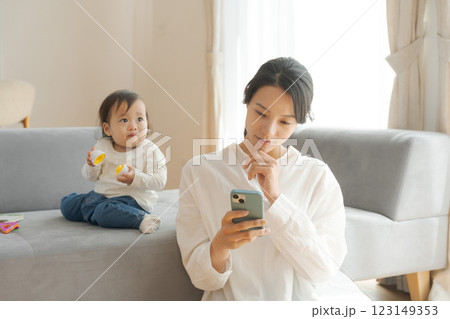 リビングでくつろぐ女の子とママ 123149353