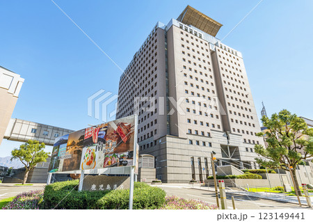 鹿児島県鹿児島市　快晴の鹿児島県庁 123149441