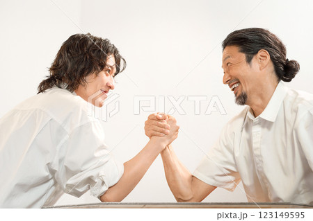 腕相撲をする2人の男性 123149595