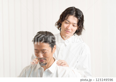 肩をマッサージする若い男性 123149596