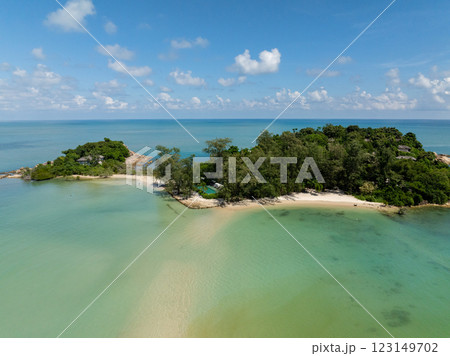 Islands connected by a sandbar surrounded by turquoise water, sandy beaches, and green vegetation under clear skies. Koh Samui, Thailand. 123149702