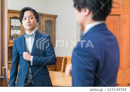 控え室・ブライズルームで結婚式・挙式・披露宴の準備をする新郎・花婿(タキシード) 控え室・ブライズルームで結婚式・挙式・披露宴の準備をする新郎・花婿(タキシード) 123149784