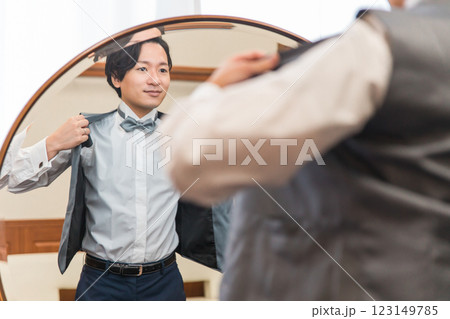 控え室・ブライズルームで結婚式・挙式・披露宴の準備をする新郎・花婿 123149785