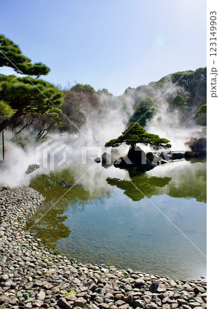 霧に覆われる幻想的な山陰の美しい日本庭園 霧に覆われる幻想的な山陰の美しい日本庭園 123149903