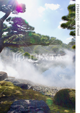 霧に覆われる幻想的な山陰の美しい日本庭園 123149912