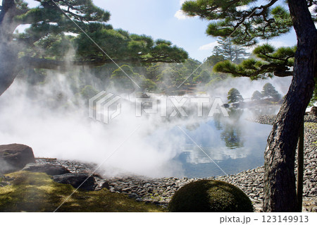 霧に覆われる幻想的な山陰の美しい日本庭園 123149913