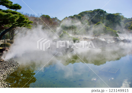 霧に覆われる幻想的な山陰の美しい日本庭園 123149915