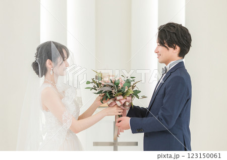 ブーケ・ブートニアの儀式を行う新郎新婦 ブーケ・ブートニアの儀式を行う新郎新婦 123150061