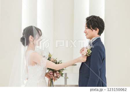 ブーケ・ブートニアの儀式を行う新郎新婦 ブーケ・ブートニアの儀式を行う新郎新婦 123150062