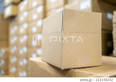 梱包途中のダンボール 123150232