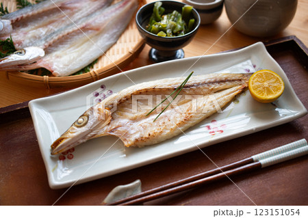 一夜干しの焼きカマス 123151054