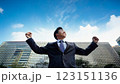 仕事が成功して喜びに満ちているビジネスマン 123151136