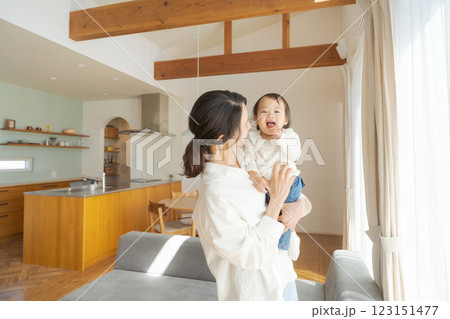 赤ちゃんを抱っこするお母さん 123151477