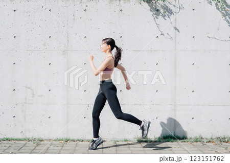 若い女性の躍動感のあるフィットネスイメージ 123151762