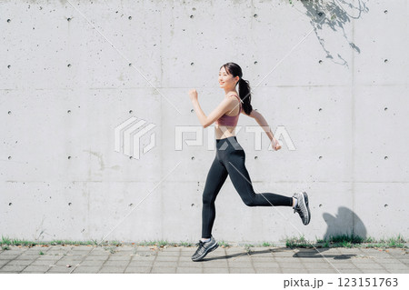 若い女性の躍動感のあるフィットネスイメージ 123151763