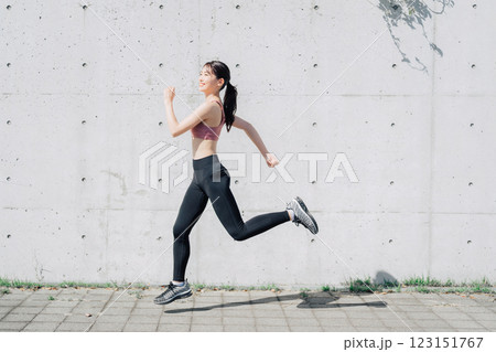 若い女性の躍動感のあるフィットネスイメージ 123151767