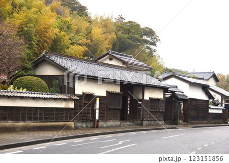 松江の町並み 塩見縄手(旧武家屋敷)の風景 松江の町並み 塩見縄手(旧武家屋敷)の風景 123151856
