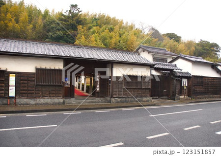 松江の町並み　塩見縄手（旧武家屋敷）の風景　田部美術館 123151857