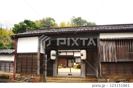 松江の町並み　塩見縄手（旧武家屋敷）の風景　旧武家屋敷 123151861
