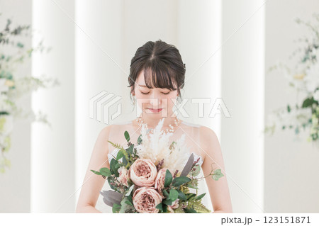 結婚式場でブーケを持つ花嫁・新婦の女性 123151871