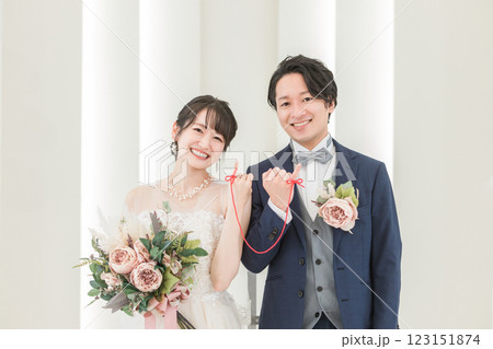 結婚式場で赤い糸で結ばれる新郎新婦（ブライダル・ウェディング） 123151874