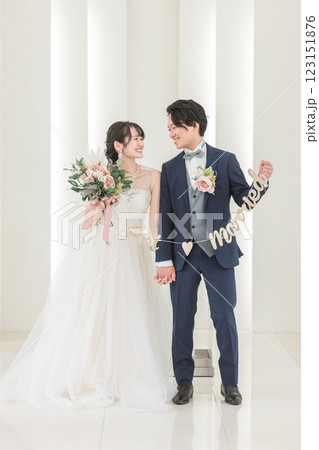 結婚式場でガーランドを持つ新郎新婦(ブライダル・ウェディング) 結婚式場でガーランドを持つ新郎新婦(ブライダル・ウェディング) 123151876