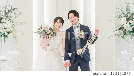 結婚式場でガーランドを持つ新郎新婦(ブライダル・ウェディング) 結婚式場でガーランドを持つ新郎新婦(ブライダル・ウェディング) 123151877
