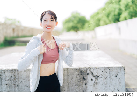スポーツウェアの女性 123151904